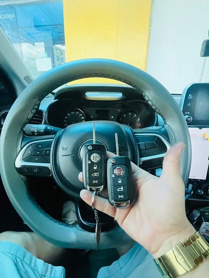 Duas chaves canivete Fiat feitas na loja, dentro do veículo
